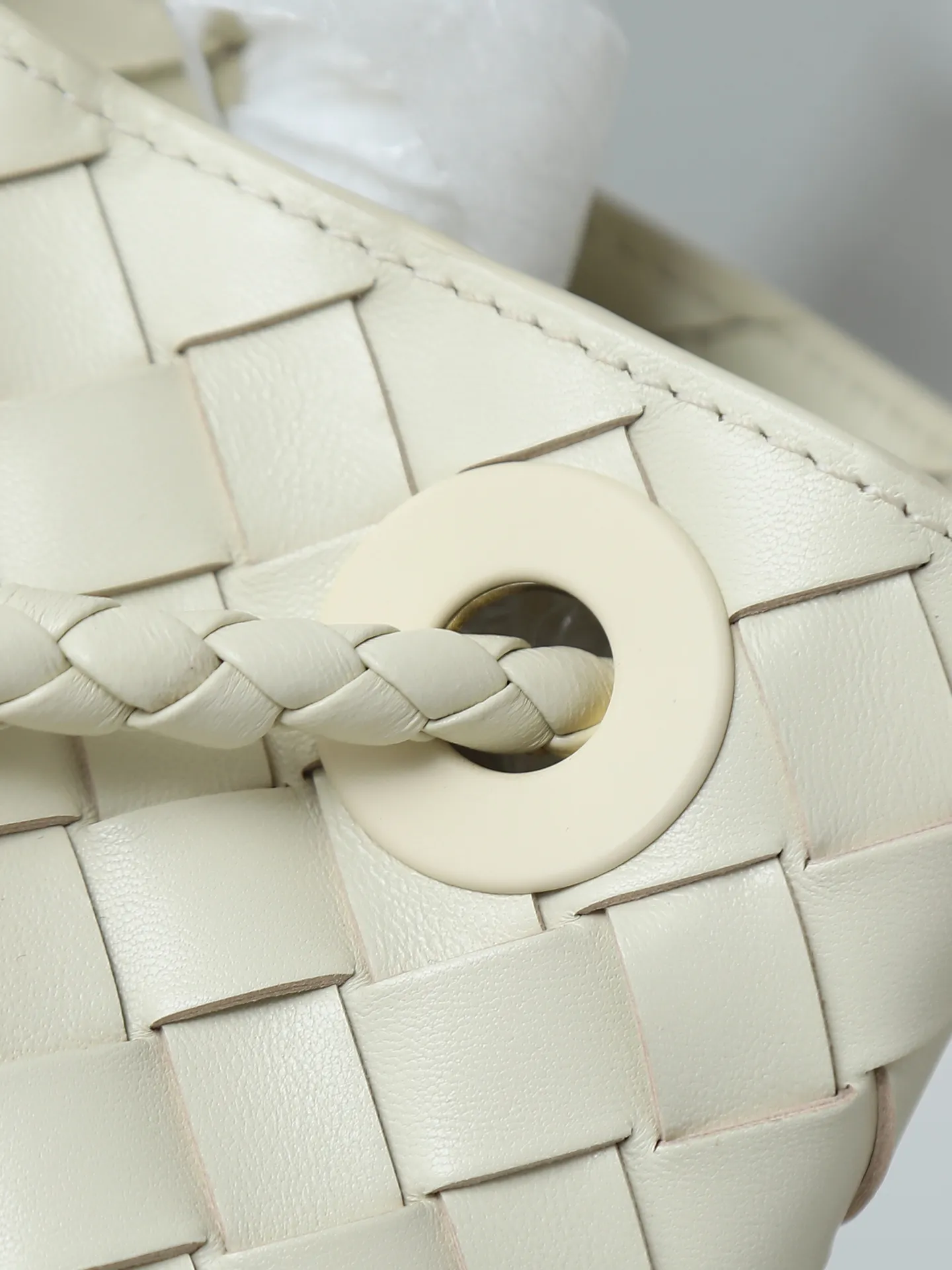 1300. Andiamo is shipping‼ ️Really popular🔥The new Andiamo woven handbag launched by Bottega Veneta this season is really popular all over the world! ! Celebrities at home and abroad have worn it, and Oscar-winning actress Michelle Yeoh has taken it out on the street. Song Jia, Trai Yala, Yu Feihong, Sanji Ayaka, Rosie Hunting-Whiteley, Yoshioka Riho, etc. have all worn this bag. It is classic and versatile and shows off your temperament, and the bag capacity is also large, which is very convenient for daily commuting! ! A variety of carrying methods, the shoulder straps can be adjusted by yourself, the original lambskin feels soft and delicate, and the unisex style breaks the gender boundaries and brings a more practical and long-lasting use experience. Andiamo, which has both elegant and casual styles, perfectly interprets the true appearance of "fashionable old money style". Style number: 766014 Size: 25*22*10.5cm